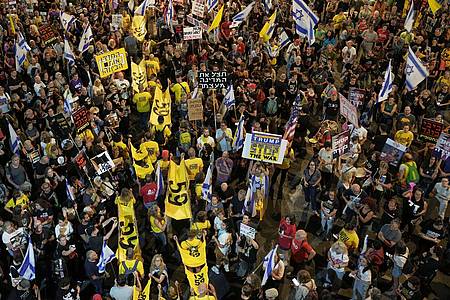 Oded Balilty/AP/dpa | In Israel gehen erneut Tausende für ein Ende des Gaza-Kriegs auf die Straße. (Archivbild) 