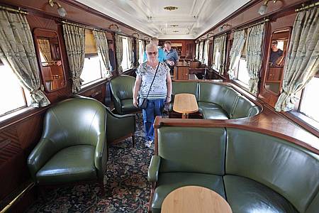 Matthias Bein/dpa | Blick in einen historischen Reisezugwagen Rheingold.