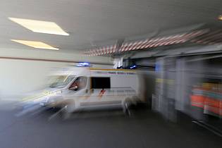 David Vincent/AP/dpa | Die Behörden in Nordfrankreich suchen fieberhaft nach der Ursache für die schwere Erkrankung von sieben Kindern (Symbolbild).