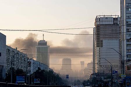 Alex Babenko/AP/dpa | Erneut ist Kiew zum Ziel massiver russischer Luftangriffe geworden. 