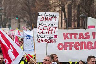 Andreas Arnold/dpa | In Deutschland gibt es eine Vielzahl an Gewerkschaften - für eine Mitgliedschaft muss eine Verbindung zwischen Beruf und Gewerkschaft bestehen.