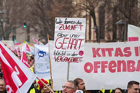 Andreas Arnold/dpa | In Deutschland gibt es eine Vielzahl an Gewerkschaften - für eine Mitgliedschaft muss eine Verbindung zwischen Beruf und Gewerkschaft bestehen.