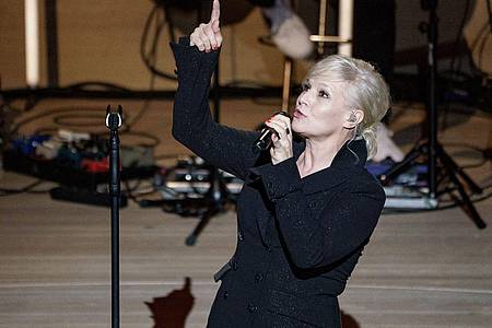 Axel Heimken/dpa | 2026 haben Fans wieder die Möglichkeit, Ina Müller live auf der Bühne zu erleben. (Archivbild)