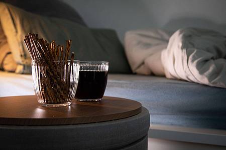 Christin Klose/dpa-tmn | Salzstangen und Cola bei Noro-Virus? In Maßen kein Problem und wenn`s unten bleibt ordentlich Elektrolyte.