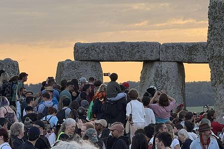Zhanna Manukyan/PA Wire/dpa | Menschen versammeln sich aus vielen gründen am Steinkreis Stonehenge.