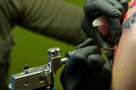 Franziska Gabbert/dpa-tmn | Entzündung nach Tattoo: Die Folge kann ein Ausfall ohne Lohnfortzahlung sein.