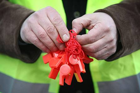 picture alliance / dpa | Beim Stichwort Gewerkschaft denken viele direkt an Streik: Die Mitgliedschaft bietet aber auch darüber hinaus Schutz und Vorteile im Arbeitsleben.