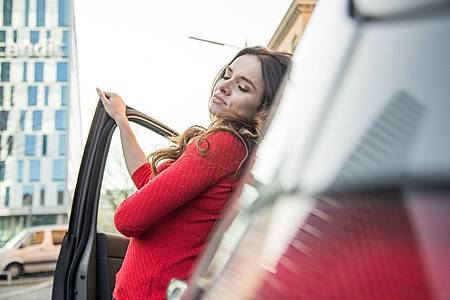 Christin Klose/dpa-tmn | Stretching und Durchatmen: Gerade, wenn Dienstreisende mit dem Auto unterwegs sind, braucht es regelmäßige Pausen.