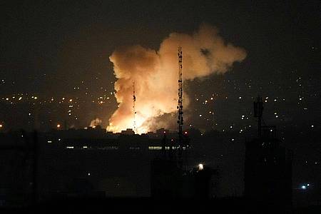 Vahid Salemi/AP/dpa | Israel hat jüngst Großangriffe auf den Iran gestartet ? auch auf Atomanlagen.
