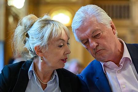 Hendrik Schmidt/dpa | «Compact»-Chefredakteur Jürgen Elsässer und seine Ehefrau Stephanie unterhalten sich im Bundesverwaltungsgericht. (Archivbild) 