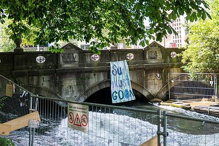 Leonie Asendorpf/dpa | Seit dem Unfalltod einer Surferin am 17. April war die Eisbachwelle in München gesperrt. 