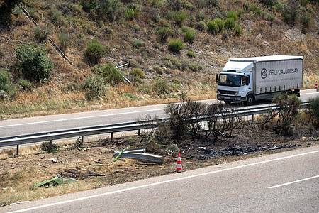 Emilio Fraile/AP/dpa | Von dem Auto blieb nur ein ausgebranntes Wrack übrig.