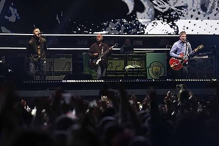Jordan Pettitt/PA Wire/dpa | Oasis wieder gemeinsam auf der Bühne. 
