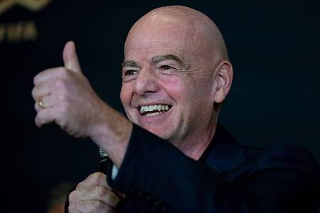 Sven Hoppe/dpa | Daumen hoch: FIFA-Präsident Gianni Infantino ist begeistert von der Club-WM.