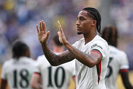 Sven Hoppe/dpa | Kein Jubel: Der bei Fluminense ausgebildete Angreifer João Pedro hebt nach seinem Tor für Chelsea entschuldigend die Hände. 