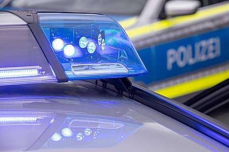 Daniel Karmann/dpa | An einem Waldweg in Dorsten sind am Morgen eine tote Frau und ein totes Kleinkind gefunden worden. Die Polizei setzte eine Mordkommission ein. (Symbolbild)