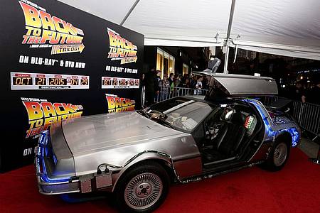 Jason Szenes/dpa | Der DeLorean-Wagen ist die Zeitmaschine, mit der Marty McFly und und Doc Brown in die Zukunft reisen (Archivbild).