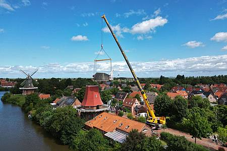 Lars Penning/dpa | Rund acht Jahre lang war das denkmalgeschützte Ensemble der beiden Zwillingsmühlen in Greetsiel nicht komplett. 