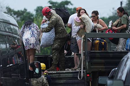Eric Gay/AP/dpa | 850 Menschen wurden gerettet.