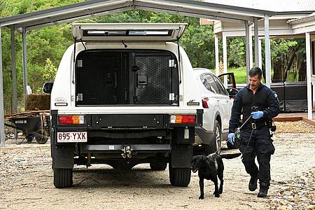 James Ross/AAP/dpa | Das Haus der Angeklagten war nach den Todesfällen von Polizisten mit Spürhunden durchsucht worden. (Archivbild)