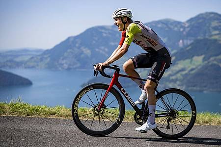 Gian Ehrenzeller/KEYSTONE/dpa | Der deutsche Radprofi Georg Zimmermann ist bei der neunten Etappe der Tour de France heftig gestürzt.