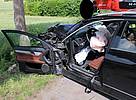Nachdem der schwarze Mercedes frontal mit dem Baum kollidierte, musste die Tür durch die Feuerwehr entfernt werden, um den Fahrer zu befreien. 
Foto: Polizei Minden-Lübbecke