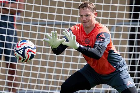 Sven Hoppe/dpa | Voller Fokus auf den Ball und Paris Saint-Germain: Manuel Neuer.