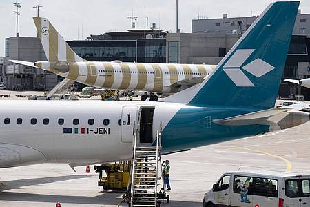 Boris Roessler/dpa | Ein Sonderflug mit 171 aus Israel ausgereisten Deutschen und Angehörigen ist von Jordanien aus Richtung Frankfurt gestartet.