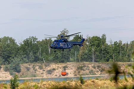 Daniel Wagner/dpa | Seit Tagen läuft der Einsatz gegen den Waldbrand auf dem ehemaligen Truppenübungsplatz.