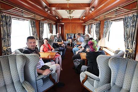 Matthias Bein/dpa | Blick in einen historischen Reisezugwagen Rheingold auf dem Werksgelände der VIS (Verkehrs Industrie Systeme GmbH) in Halberstadt. Zum Tag der offenen Tür präsentierte sich das Unternehmen VIS den Besuchern. Im Mittelpunkt stand die Pr