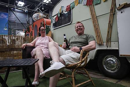 Oliver Berg/dpa | Die englischen Touristen Simon und Anne sind begeistert vom Indoor-Camping in Bonn.