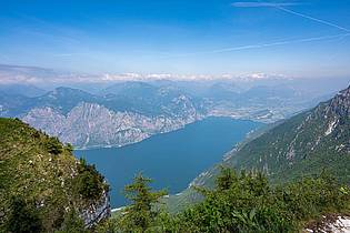 Daniel Reinhardt/dpa | Die Strecke rund um den Gardasee in Oberitalien ist bei Radfahrern beliebt. (Archivbild)