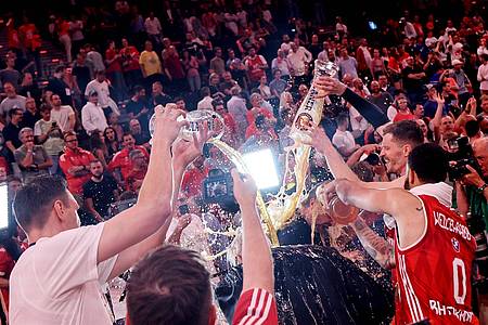 Matthias Stickel/dpa | Die Bayern-Basketballer überschütten Coach Herbert mit Bier.