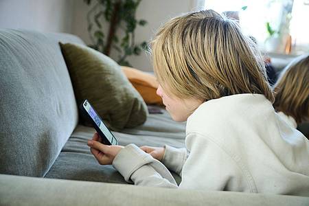 Annette Riedl/dpa | Braucht es zum Kinder- und Jugendschutz strengere Regeln für den Umgang mit sozialen Medien? Dänemark will diese Frage in den nächsten Monaten auf EU-Ebene thematisieren. (Illustration)