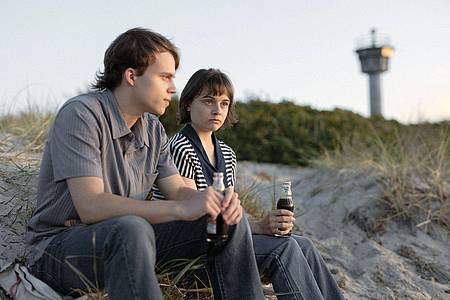 Wood Water Films/SWR/Arte/dpa | Obwohl Hanna (Lena Urzendowsky) Andreas? (Willi Geitmann) Plan, durch die Ostsee zu schwimmen, für Wahnsinn hält, verspricht sie, ihn bei der Flucht zu unterstützen - Szene des Films «Jenseits der blauen Grenze». 