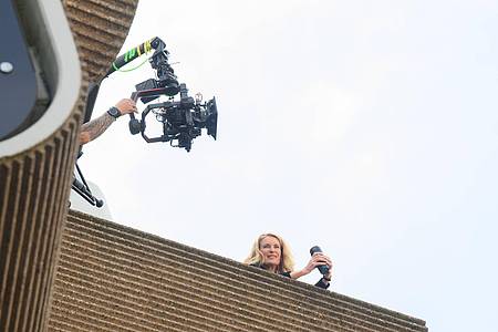 Julian Stratenschulte/dpa | Die Schauspielerin Maria Furtwängler steht bei Dreharbeiten für einen neuen «Tatort» im Parkhaus Osterstraße. 