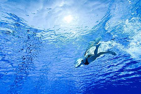 Julian Stratenschulte/dpa/dpa-tmn | Wer nicht 6-12 Wochen mit dem Schwimmen pausieren möchte, kann frisch gestochene Ohrlöcher mit einem wasserfesten Pflaster und antiseptischen Produkten vor möglichen Keimen schützen.