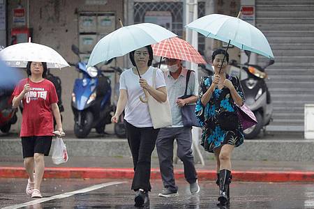 Chiang Ying-ying/AP/dpa | Wegen des Taifuns wurden in Taiwan zahlreiche Flüge gestrichen und Geschäfte blieben geschlossen.  