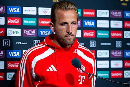 Sven Hoppe/dpa | Harry Kane beantwortet Reporterfragen im Hard Rock Stadium.