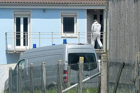 Stefan Puchner/dpa | Leichenteile im Garten des Hauses brachten die Ermittlungen ins Rollen. (Archivbild)
