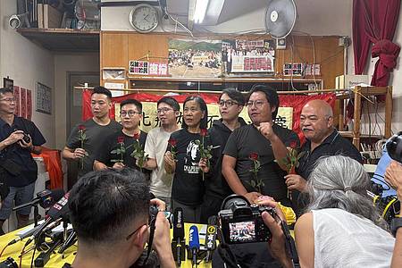 Kanis Leung/AP/dpa | Aktuelle und ehemalige Mitglieder der pro-demokratischen Partei Hongkongs, der League of Social Democrats (LSD), geben die Auflösung der Partei bekannt. 