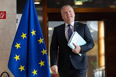 Omar Havana/AP/dpa | Nicht ein einziger Euro solle nach Meinung der EU-Kommission in Länder fließen, in denen die Rechtsstaatlichkeit nicht respektiert wird, sagt EU-Kommissar Michael McGrath. (Archivbild) 