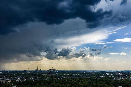 Christoph Reichwein/dpa | Im Nordwesten sorgten starke Gewitter und Unwetter zu umgestürzten Bäumen und vollgelaufenen Kellern.