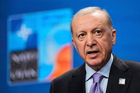 Matthias Schrader/AP/dpa | Präsident Erdogan begrüßt die Waffenniederlegung 