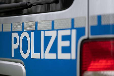 Marijan Murat/dpa | Die Polizei sucht mit einem Dutzend Streifenwagen nach dem vermeintlich entführten Kind. (Symbolbild)