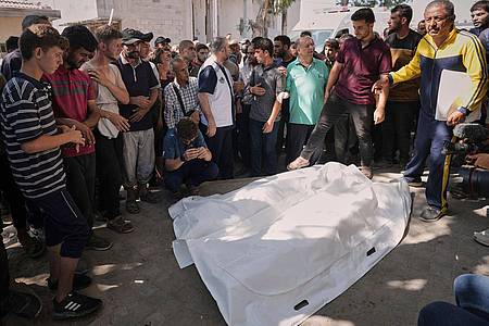 Jehad Alshrafi/AP/dpa | Palästinensischen Angaben zufolge wurden bei israelischen Luftangriffen erneut Zivilisten getötet.  