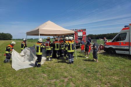 Jonas Hermonies/Freiw. Feuerwehren Visselhövede/dpa | Drei Jungen sitzen bei großer Hitze im Auto und kommen nicht heraus. Die Feuerwehr zerstört schließlich eine Scheibe.  