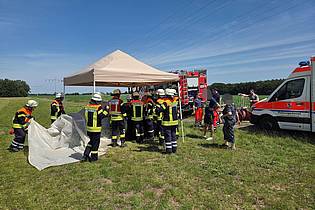Jonas Hermonies/Freiw. Feuerwehren Visselhövede/dpa | Drei Jungen sitzen bei großer Hitze im Auto und kommen nicht heraus. Die Feuerwehr zerstört schließlich eine Scheibe.  