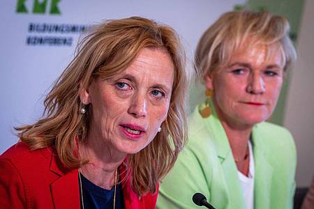 Jens Büttner/dpa | Eine Expertenkommission soll nach Vorstellungen von Bundesbildungsministerin Karin Prien (CDU, l) dabei helfen, Kinder besser vor Risiken durch die Nutzung von Handys und Social Media zu schützen.