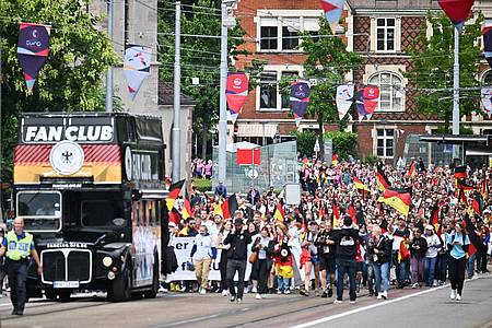 Sebastian Christoph Gollnow/dpa | Eine Rekordzahl von deutschen Fans wird für das EM-Spiel gegen Dänemark in Basel erwartet.